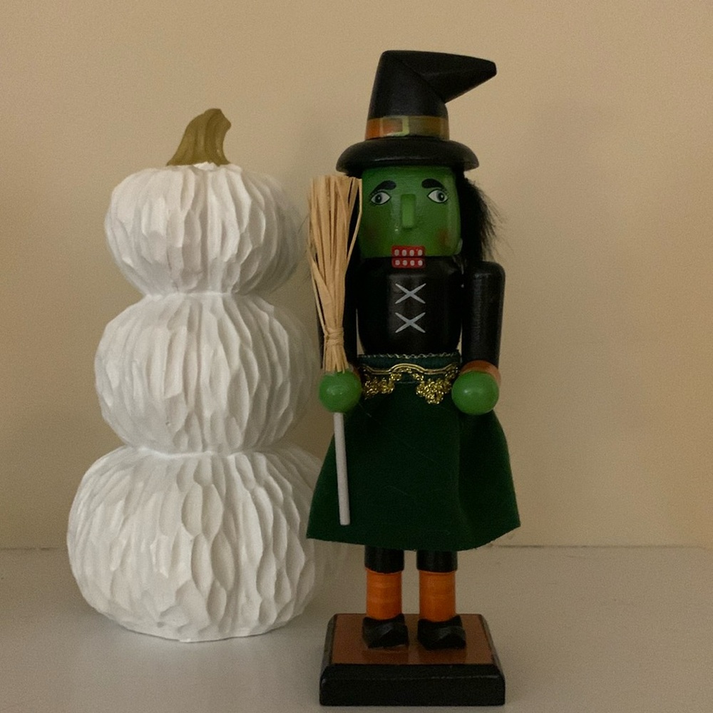 📌 NIB Wooden Nutcracker Halloween Witch